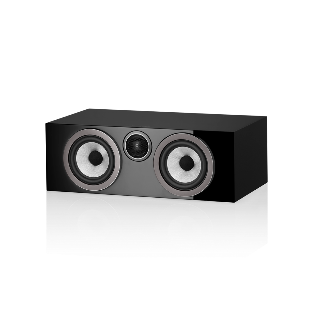 Der Bowers & Wilkins HTM72 S3 Centerlautsprecher in Glanzschwarz, mit zwei silbernen Continuum™-Konus-Tiefmitteltönern seitlich und einem schwarzen Carbon Dome-Hochtöner in der Mitte, steht auf einer reflektierenden Oberfläche.