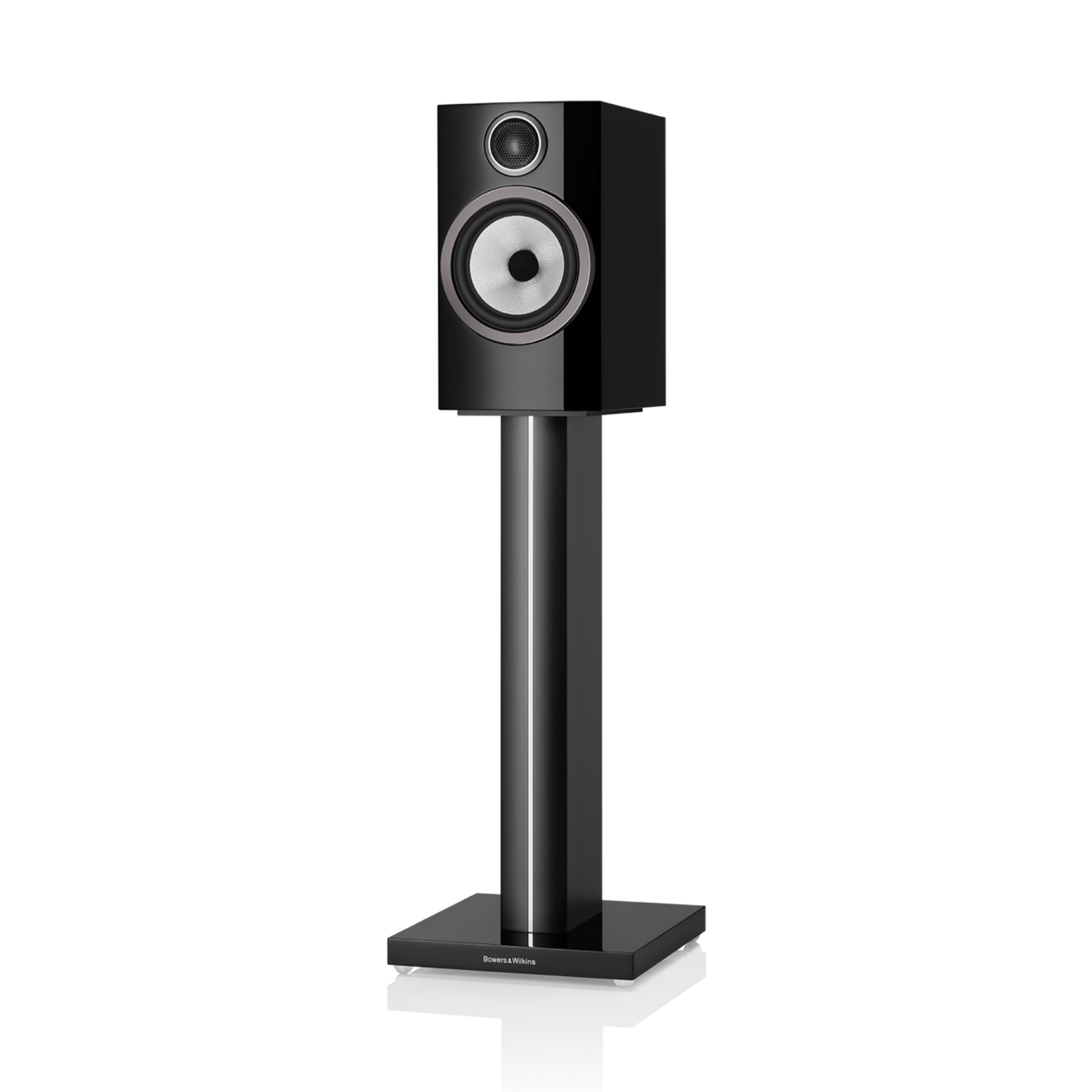 Ein Bowers & Wilkins 706 S3 Regallautsprecher Stück in Glanzschwarz mit einem silbernen Continuum™-Membran-Tieftöner, abgebildet auf einem passenden schwarzen Ständer mit quadratischem Sockel, isoliert vor einem weißen Hintergrund.