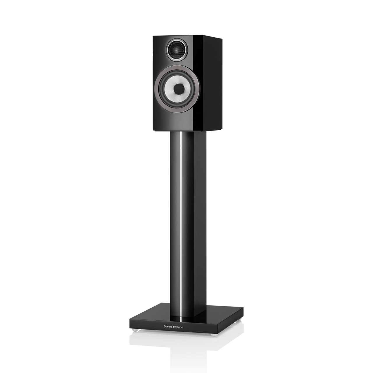 A Bowers & Wilkins 707 S3 Regallautsprecher Stück in Glanzschwarz mit silbernem Continuum-Tiefmitteltöner und Carbon Dome-Hochtöner, montiert auf passendem schwarzen Standfuß mit quadratischer Basis. Modernes, elegantes Design.