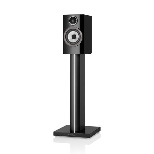 A Bowers & Wilkins 707 S3 Regallautsprecher Stück in Glanzschwarz mit silbernem Continuum-Tiefmitteltöner und Carbon Dome-Hochtöner, montiert auf passendem schwarzen Standfuß mit quadratischer Basis. Modernes, elegantes Design.
