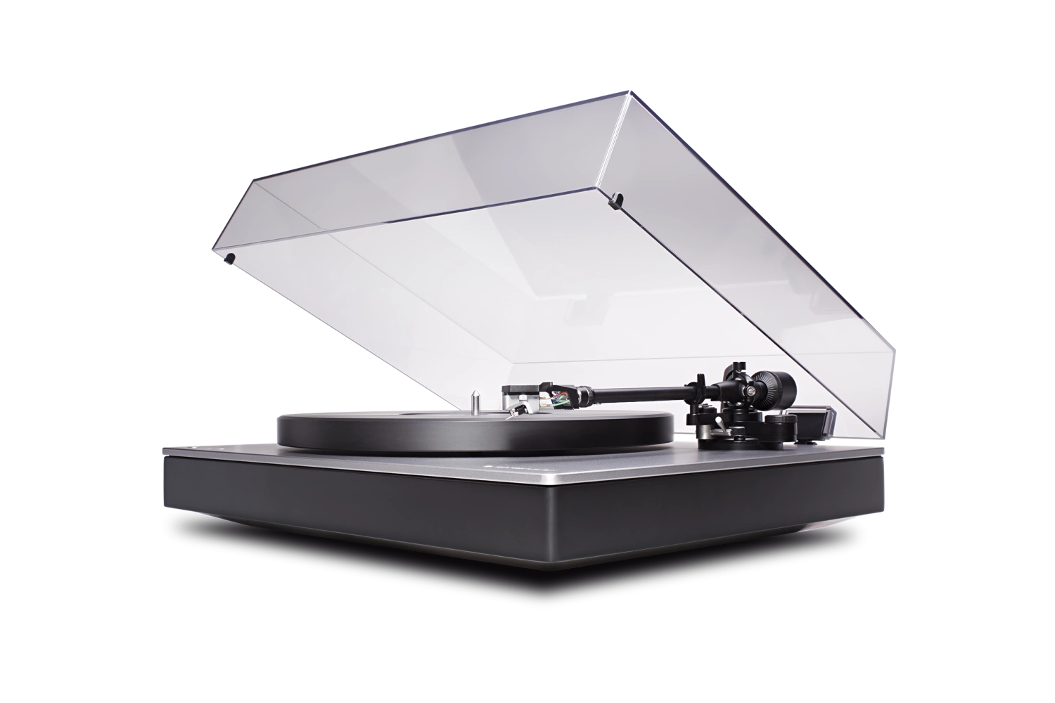 Der Cambridge Audio Alva TT V2 Plattenspieler in Grau bietet eine transparente, teilweise geöffnete Staubabdeckung, einen schlanken Sockel, MC-Tonabnehmer und hochauflösendes Bluetooth. Der Tonarm ist zum Abspielen über dem Plattenteller positioniert.