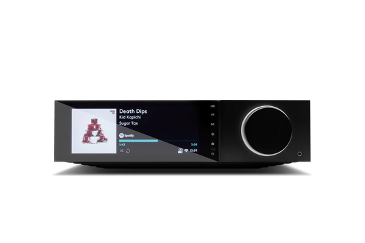 Der Cambridge Audio EVO 150 All-in-One Player mit StreamMagic zeigt Death Dips von Kid Kapichi von Sugar Tax auf Spotify an, zeigt ein Albumcover mit gestapelten roten Autos und verfügt über einen großen runden Regler auf der rechten Seite.