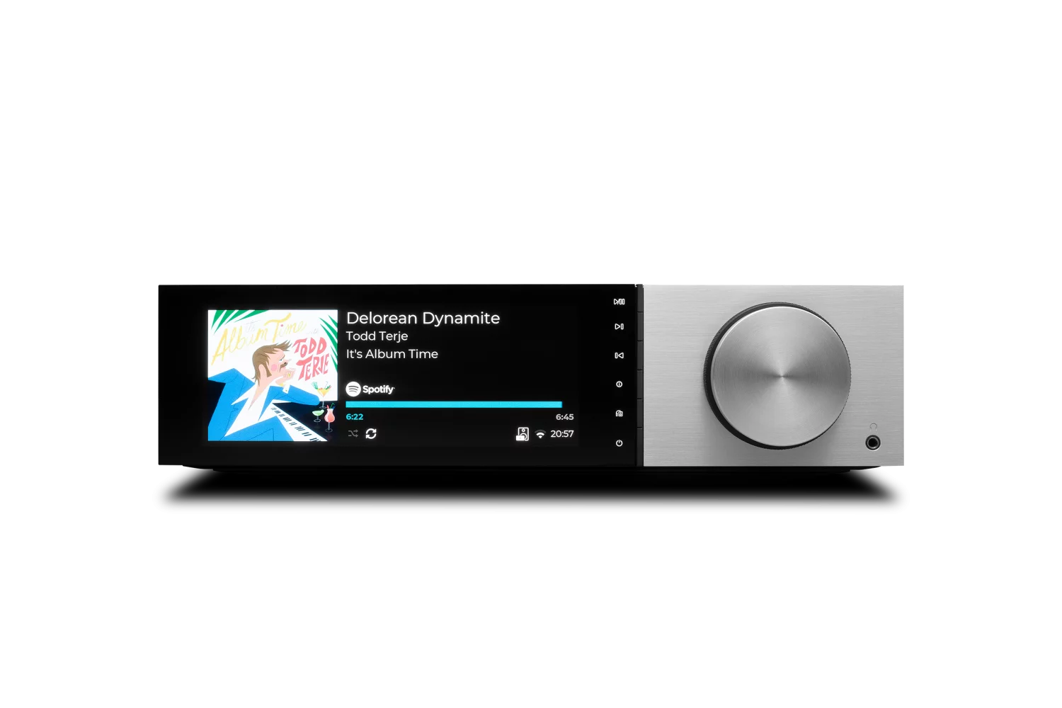 Der Cambridge Audio EVO 150 Delorean Edition All-in-One Player in Silber verfügt über einen großen silbernen Lautstärkeregler und zeigt den Song "Delorean Dynamite" von Todd Terje aus "It's Album Time" an, der gerade auf Spotify läuft.