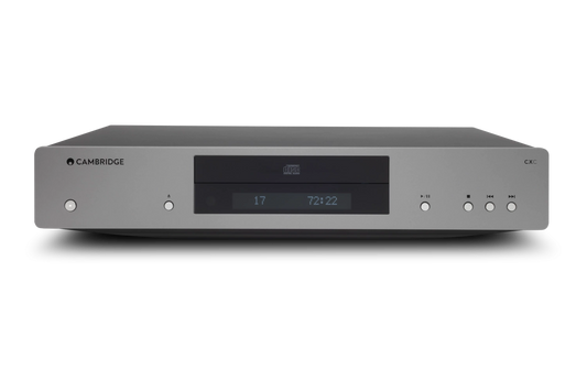 Ein Luna Grey Cambridge CXC V2 CD-Laufwerk mit zentralem Disc-Fach, Display für digitale Audio-Infos und Tasten zur Wiedergabesteuerung.