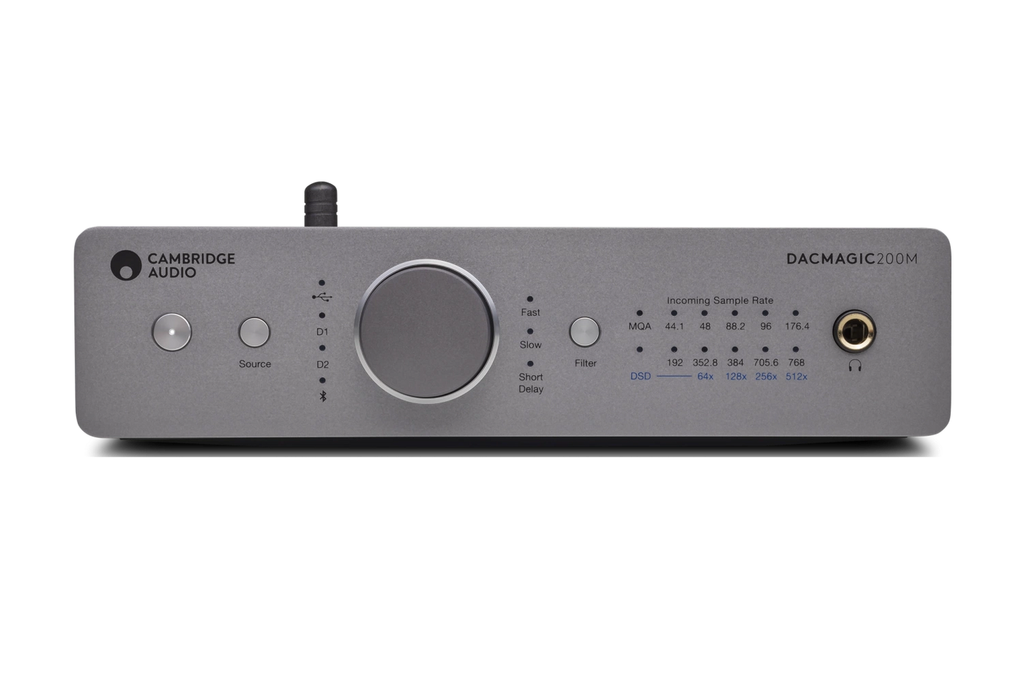 Frontansicht des Cambridge DacMagic 200M Digital/Analog-Wandlers in Luna Grey, mit zentralem Drehknopf, Tasten und LEDs für Eingänge, Abtastraten und Filter - optimal für die Signaltrennung hochwertiger Audiodateien.