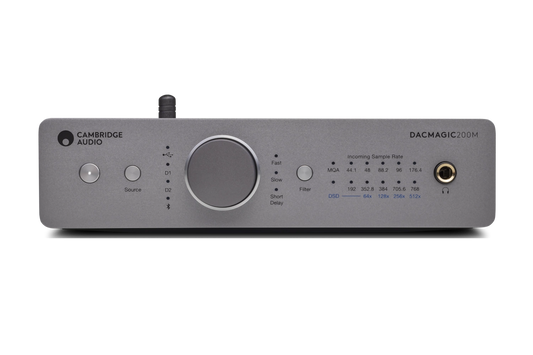 Frontansicht des Cambridge DacMagic 200M Digital/Analog-Wandlers in Luna Grey, mit zentralem Drehknopf, Tasten und LEDs für Eingänge, Abtastraten und Filter - optimal für die Signaltrennung hochwertiger Audiodateien.