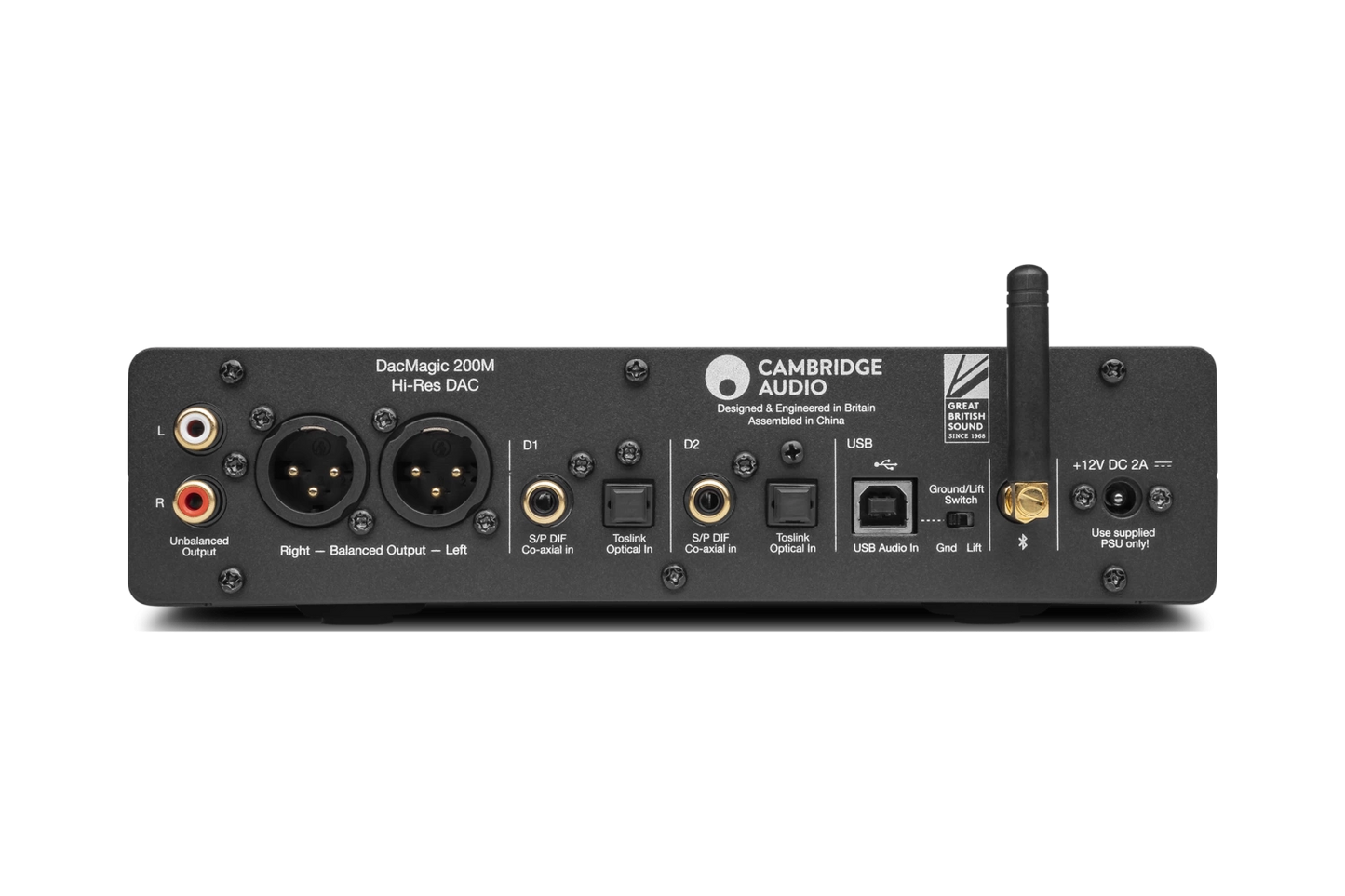 Rückansicht des Cambridge DacMagic 200M Digital/Analog-Wandlers mit XLR-, RCA-, koaxialen, optischen und USB-Audioanschlüssen, Stromanschluss und einer kleinen Antenne auf der rechten Seite für eine optimale Signaltrennung.