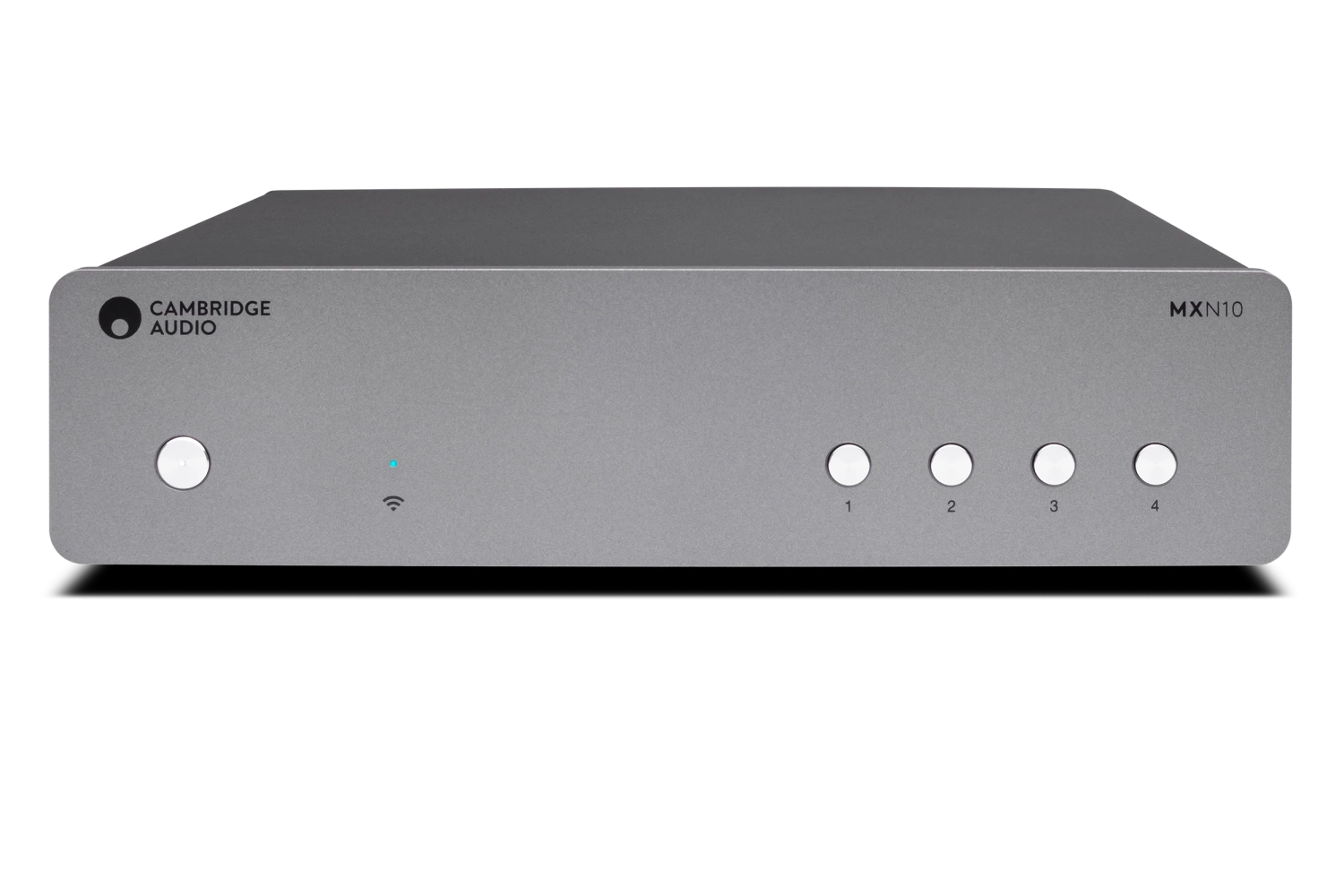 Frontansicht des Cambridge MXN10 Kompakt-Netzwerkplayers in Luna Grey, mit Power- und vier nummerierten Tasten rechts, Kontrollleuchten links, und Unterstützung für hochauflösende Musikformate über die StreamMagic App.