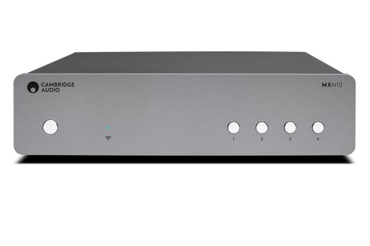 Frontansicht des Cambridge MXN10 Kompakt-Netzwerkplayers in Luna Grey, mit Power- und vier nummerierten Tasten rechts, Kontrollleuchten links, und Unterstützung für hochauflösende Musikformate über die StreamMagic App.