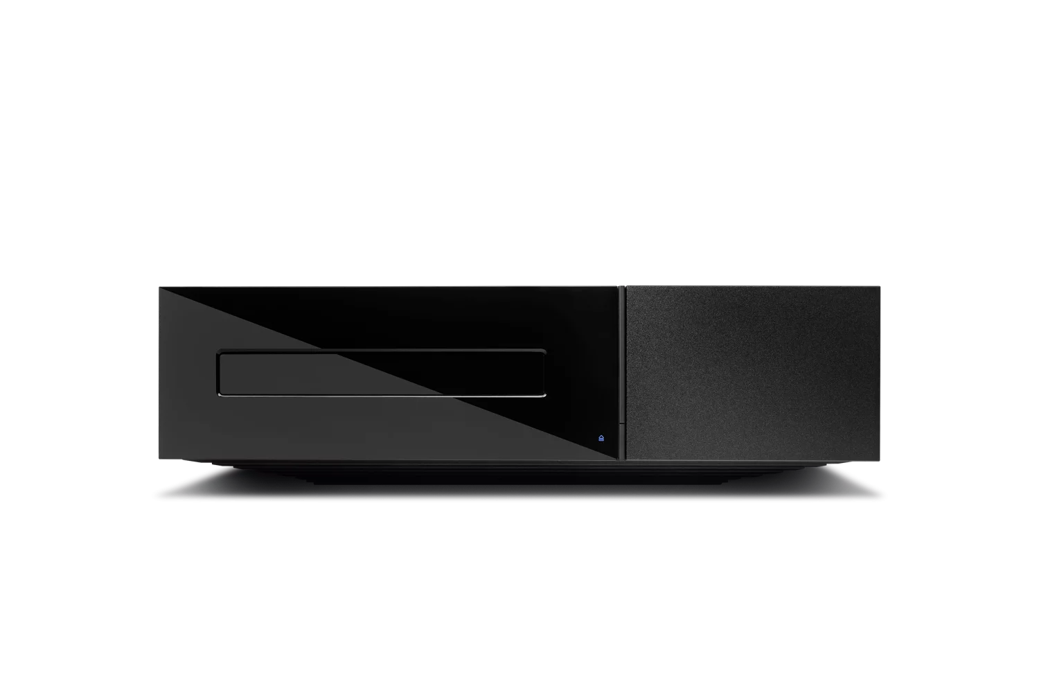 Das Cambridge Audio EVO CD-Laufwerk in Schwarz ist ein schwarzes, rechteckiges Gerät mit einer glänzenden linken Seite, die einen horizontalen Schlitz aufweist, und einer matten rechten Seite mit einer Kontrollleuchte, die vor einem schwarzen Hintergrund steht.