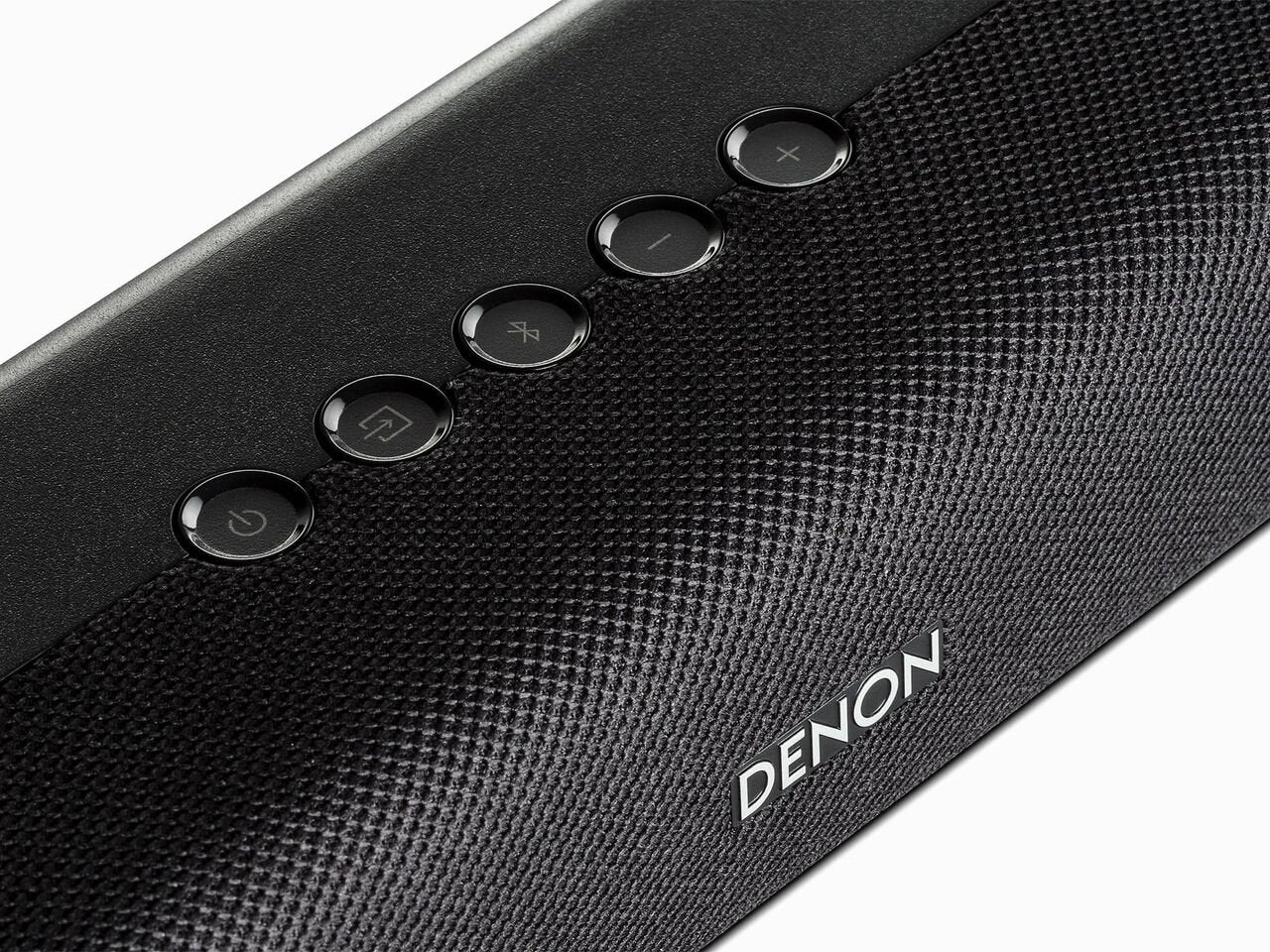 Nahaufnahme der Denon DHT-S316 Soundbar mit drahtlosem Subwoofer in Schwarz, mit fünf Tasten oben (Power, Lautstärke, Bluetooth), sichtbarem Denon-Logo und strukturiertem Lautsprechergitter; unterstützt HDMI ARC.