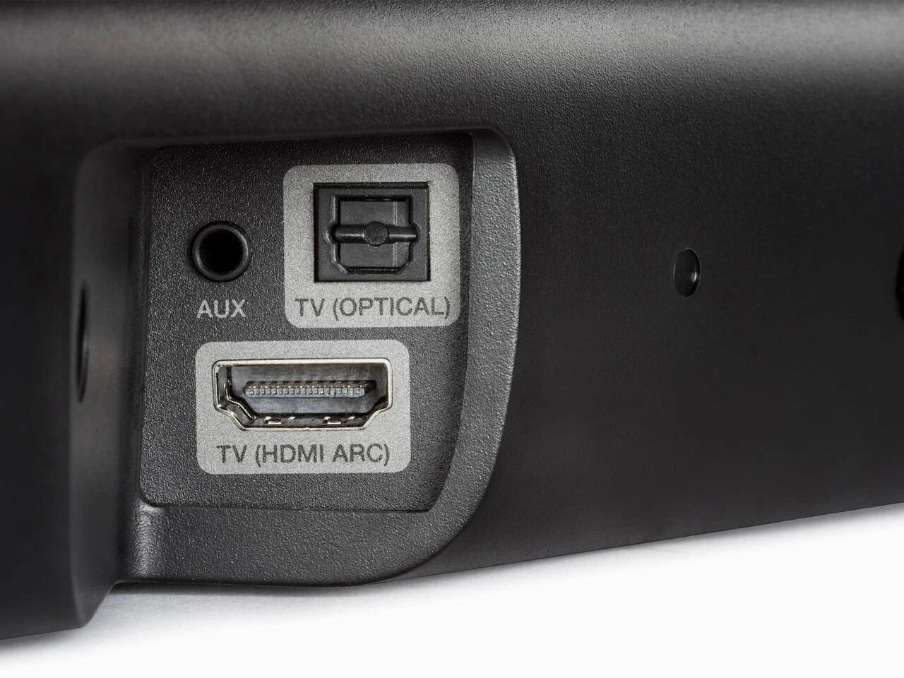 Nahaufnahme der Rückseite der Denon DHT-S316 Soundbar mit drahtlosem Subwoofer: drei Anschlüsse-AUX, TV (OPTICAL), und TV (HDMI ARC)-auf mattschwarzer Oberfläche, ideal für vielseitige Audio-/Videoinstallationen.