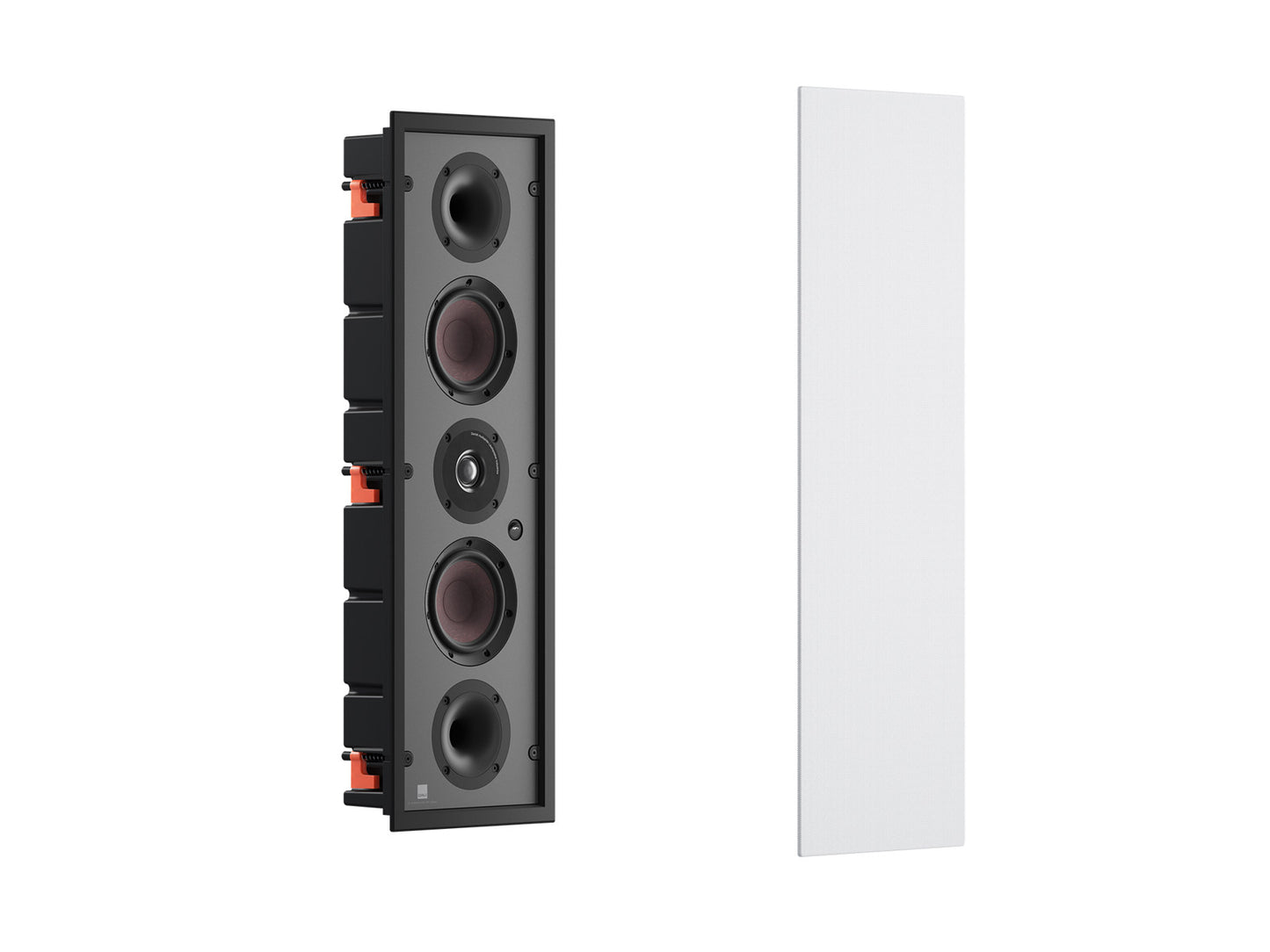 Ein weißes Dali PHANTOM M-250 Einbaulautsprecher-Stück wird zusammen mit der passenden rechteckigen Gitterabdeckung ausgestellt. Beide sind angewinkelt, um ihre Tiefe und Details zu enthüllen - ideal für alle, die HiFi-Sound-Performance suchen.