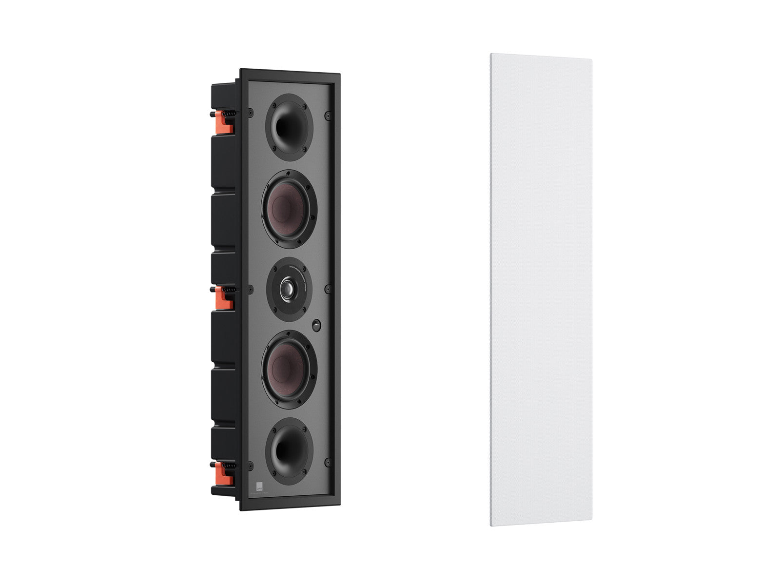 Ein weißes Dali PHANTOM M-250 Einbaulautsprecher-Stück wird zusammen mit der passenden rechteckigen Gitterabdeckung ausgestellt. Beide sind angewinkelt, um ihre Tiefe und Details zu enthüllen - ideal für alle, die HiFi-Sound-Performance suchen.