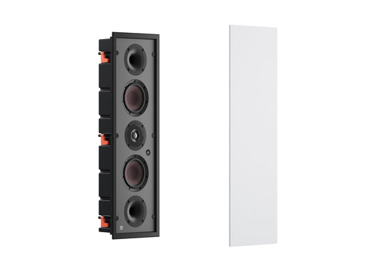 Ein weißes Dali PHANTOM M-250 Einbaulautsprecher-Stück wird zusammen mit der passenden rechteckigen Gitterabdeckung ausgestellt. Beide sind angewinkelt, um ihre Tiefe und Details zu enthüllen - ideal für alle, die HiFi-Sound-Performance suchen.
