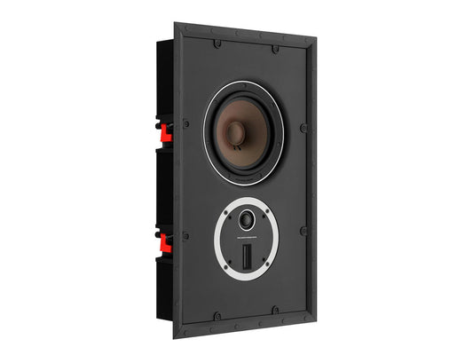Das weiße Dali PHANTOM S-80 Einbaulautsprecher Stück ist rechteckig, hat einen großen runden Woofer, ein drehbares Hybrid-Hochtonmodul darunter und rote Seitenbefestigungen - alles vor weißem Hintergrund.