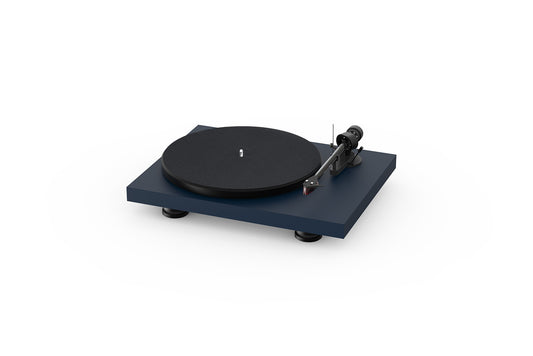 Der Pro-Ject Debut Carbon Evo Plattenspieler verfügt über eine satinierte, blaue, rechteckige Basis, einen schwarzen Plattenteller und einen rechts positionierten Tonarm, um Vibrationen zu minimieren und die Klangqualität zu verbessern, dargestellt vor einem schlichten weißen Hintergrund.