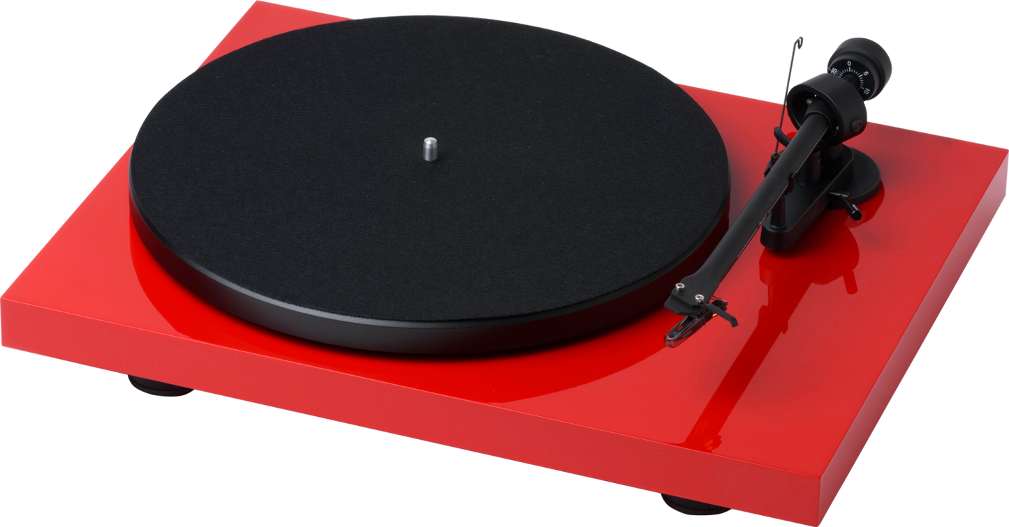 Ein roter Pro-Ject Debut Recordmaster II Plattenspieler mit schwarzem Plattenteller und Tonarm, gesehen aus einem leicht erhöhten Winkel vor einem weißen Hintergrund.