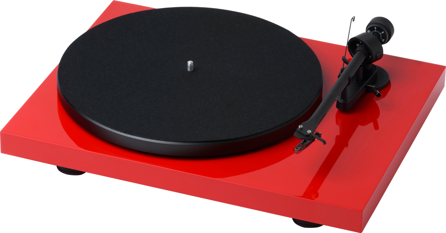 Ein roter Pro-Ject Debut Recordmaster II Plattenspieler mit schwarzem Plattenteller und Tonarm, gesehen aus einem leicht erhöhten Winkel vor einem weißen Hintergrund.