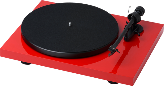 Ein roter Pro-Ject Debut Recordmaster II Plattenspieler mit schwarzem Plattenteller und Tonarm, gesehen aus einem leicht erhöhten Winkel vor einem weißen Hintergrund.