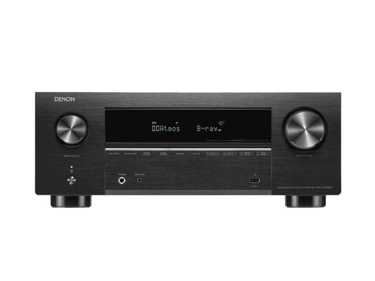 Frontansicht des Denon AVC-X3800H AV-Receivers in Schwarz mit gebürstetem Metall-Finish, zwei großen Drehreglern, digitalem Display mit Dolby Atmos B-ray und HEOS Built-in, sowie Bedientasten für ein immersives Heimkino-Erlebnis.