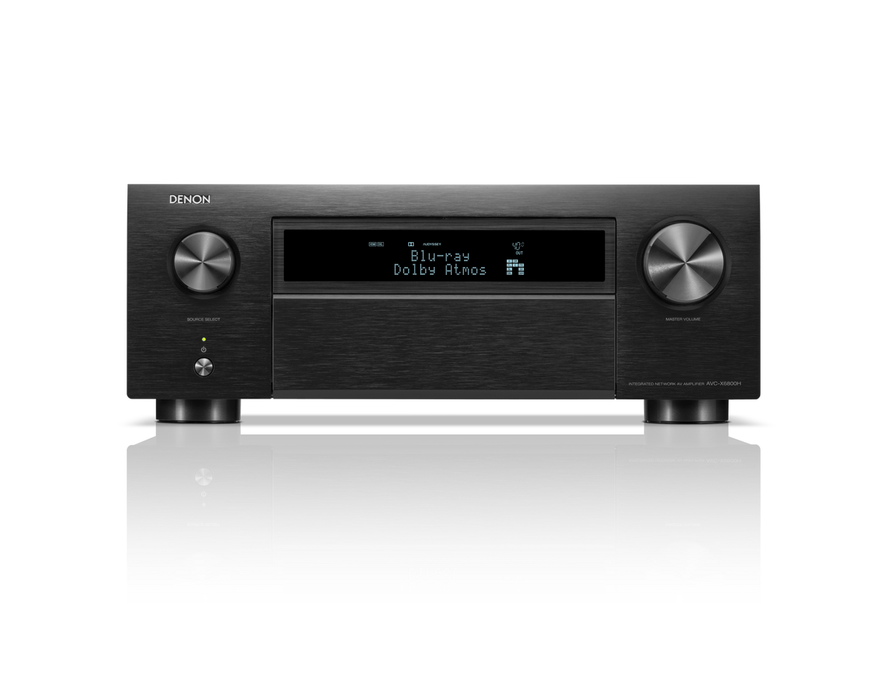 Frontansicht des Denon AVC-X6800H AV-Receivers in Schwarz mit großen Lautstärke- und Eingangsknöpfen, Display mit Blu-ray Dolby Atmos, HEOS® Built-in Logo sowie diversen Bedientasten. Das Gerät spiegelt sich auf einer glänzenden Oberfläche.
