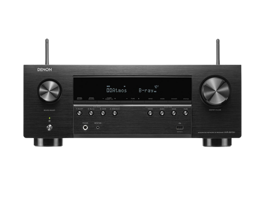 Frontansicht des Denon AVR-S970H AV-Receivers in Schwarz mit Dolby Atmos auf dem Display, zwei großen Reglern, verschiedenen Tasten und Eingangsanschlüssen, rückseitigen Antennen, 8K-Videounterstützung und HEOS® Built-in Streaming.