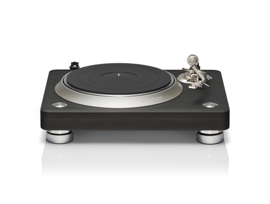 Der Denon DP-3000NE Plattenspieler in dunklem Ebenholz besticht durch sein modernes Design mit Holzsockel, rundem Plattenteller und Metalltonarm, der von vorne auf einer spiegelnden Oberfläche abgebildet ist.