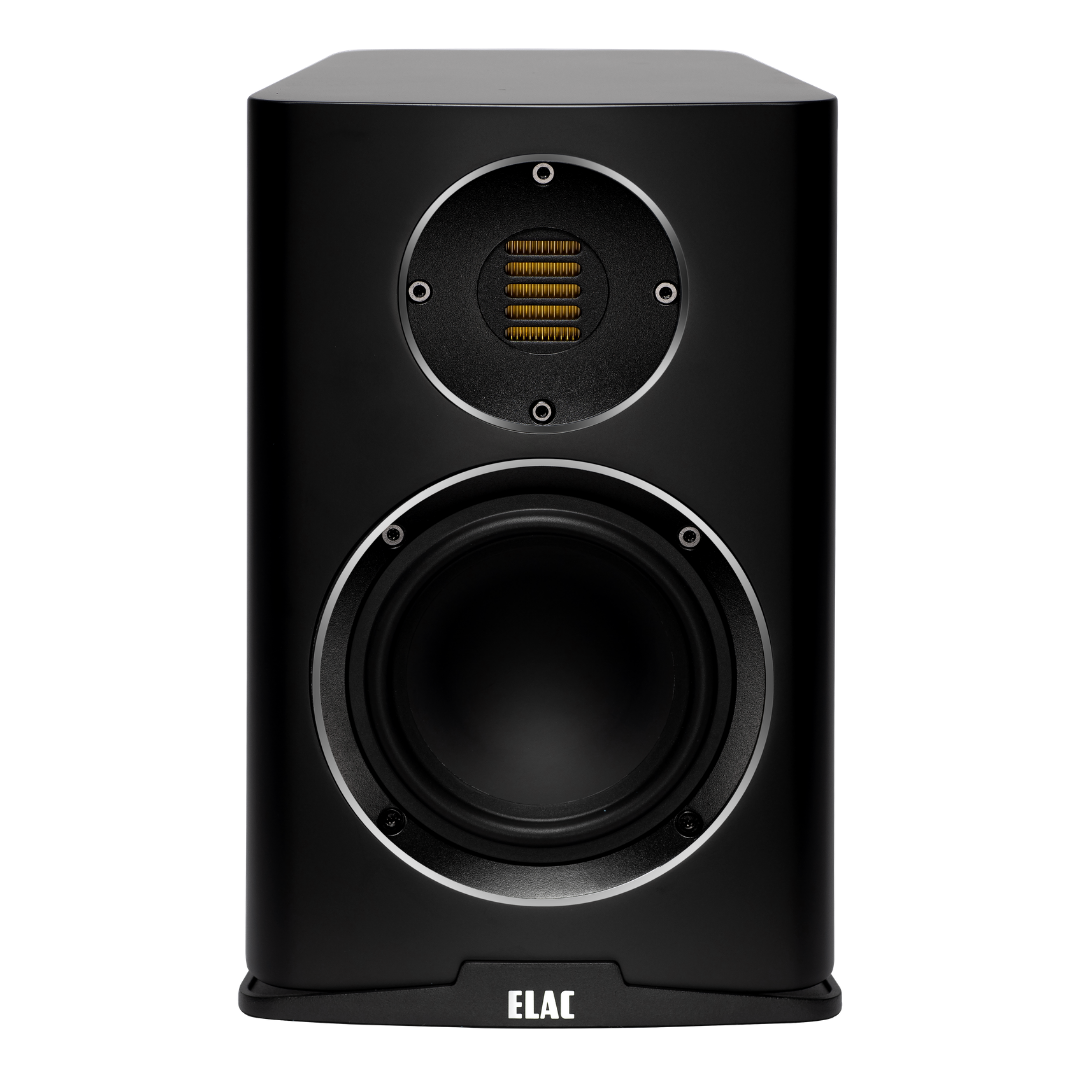 Frontansicht des Elac Carina BS 243.4 Regallautsprecher Stück in Schwarz Seidenmatt mit Tieftöner und JET-Hochtöner Bändchenhochtöner, modernes rechteckiges Design, und ELAC-Logo am Sockel für hochauflösenden Klang.