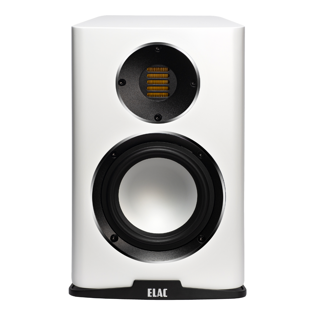 Ein Elac Carina BS 243.4 Regallautsprecher Stück in Weiß Seidenmatt, mit schwarzem Woofer und goldenem JET-Hochtöner, vorne auf kleinem schwarzen Sockel präsentiert, liefert hochauflösenden Klang in jedem Raum.
