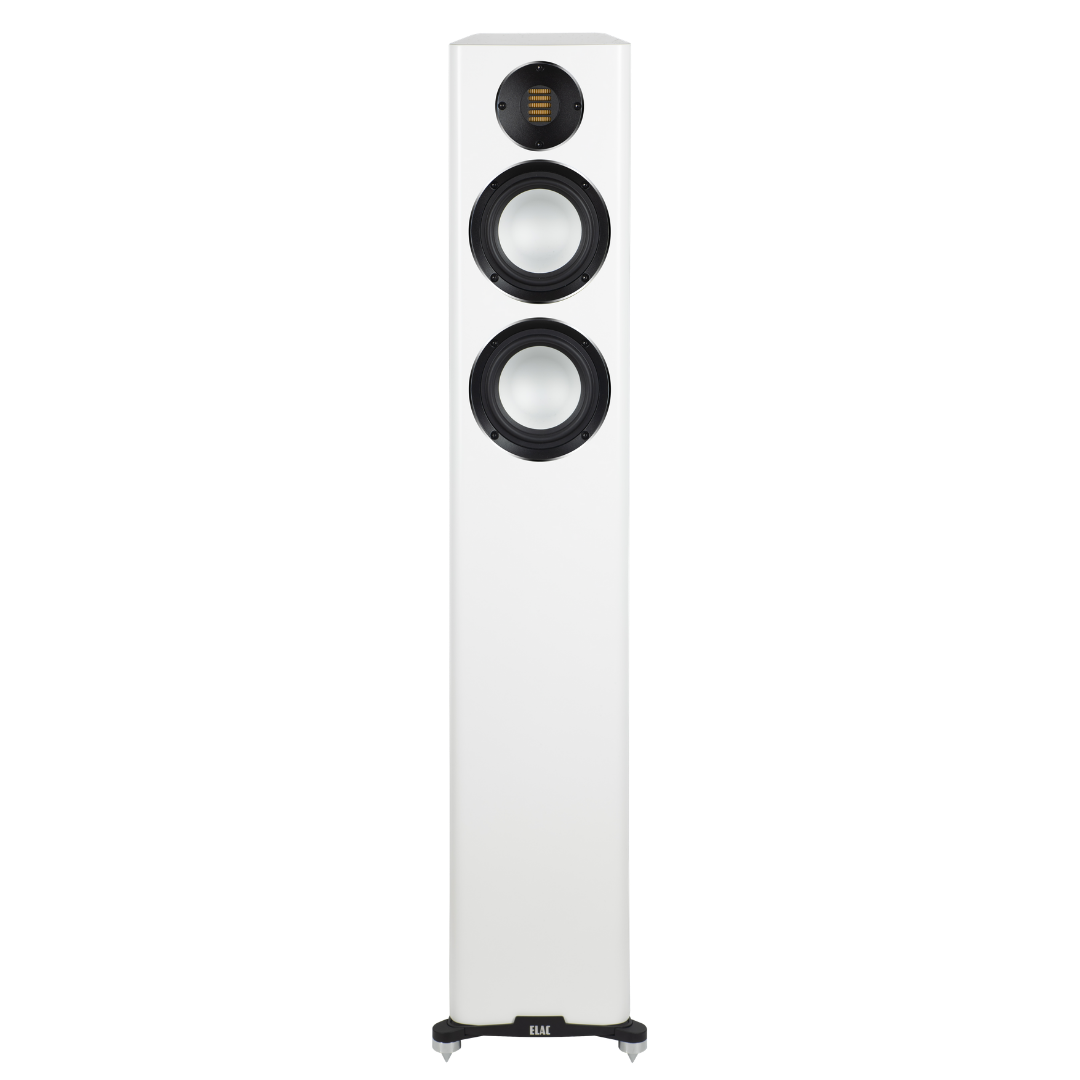 Großes Elac Carina FS 247.4 Standlautsprecher Stück in Weiß Seidenmatt, mit zwei großen schwarzen Tiefton-Chassis und einem kleineren rechteckigen JET-Hochtöner darüber, alles auf schwarzen Füßen stehend.