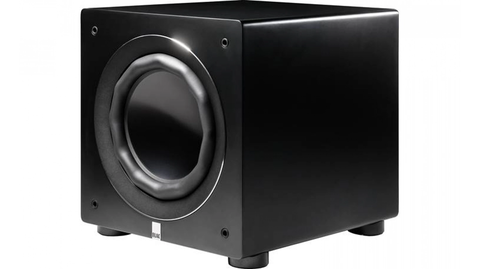 Der Elac RS500 Subwoofer ist ein schwarzes, kastenförmiges Gerät mit App-Steuerung, einem kreisförmig eingelassenen Frontlautsprecher und vier kurzen Beinen, dargestellt vor einem weißen Hintergrund.