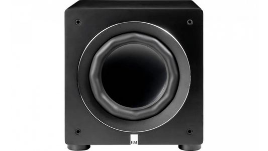 Frontansicht des Elac RS700 Subwoofers in Satin Black mit kreisförmigem, dezent geriffeltem Rand um die Lautsprechermembran, App-Steuerungsfunktionen und dem ELAC-Logo in der unteren Mitte der Frontplatte.