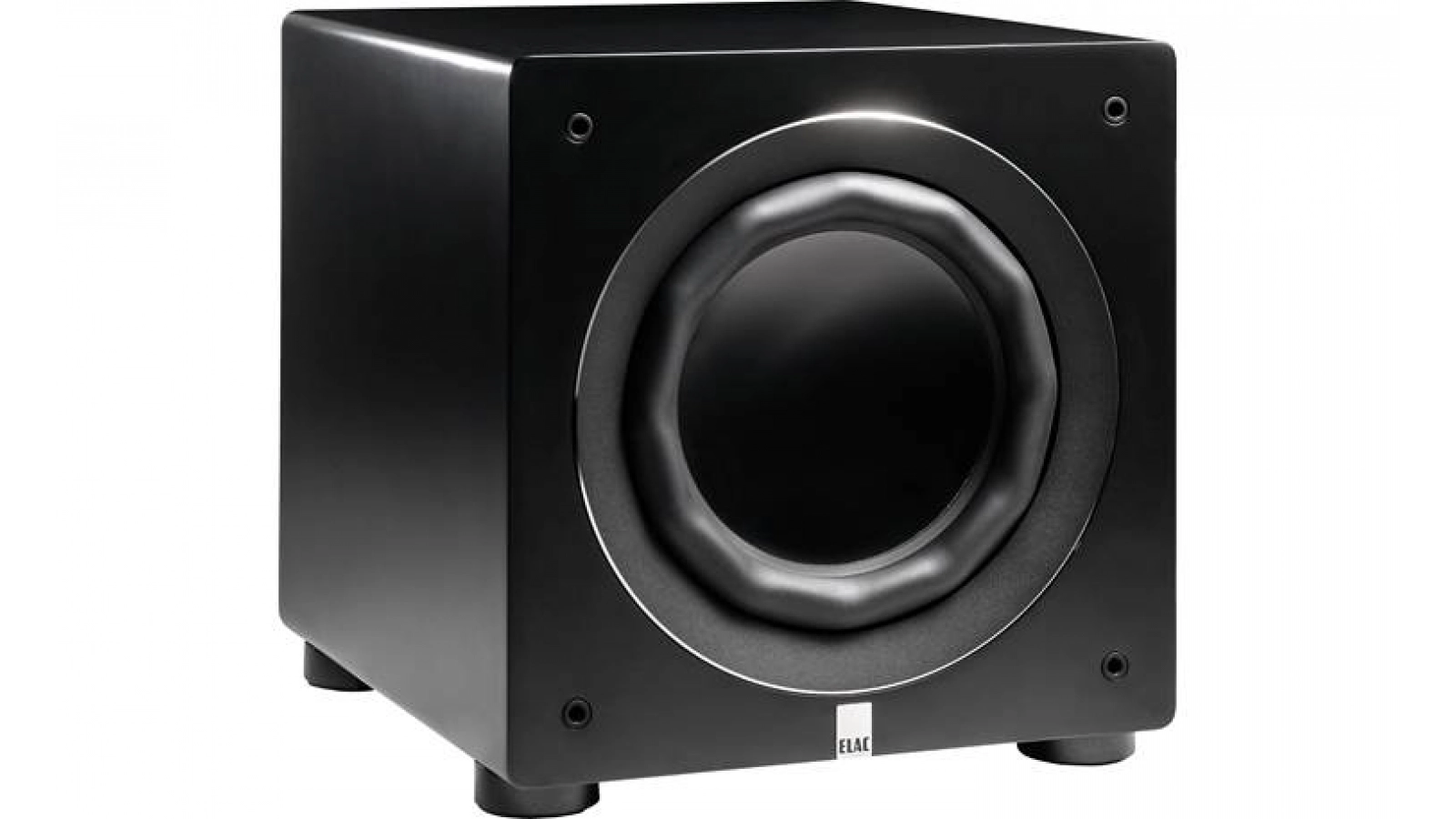 Der Elac RS700 Subwoofer ist ein schwarzes, würfelförmiges Modell mit einem zentralen runden Lautsprecher, vier kurzen Beinen, mattem Finish und dem Markenlogo auf dem unteren Gitter. Er verfügt über eine Subwoofer App-Steuerung für eine einfache Kontrolle.