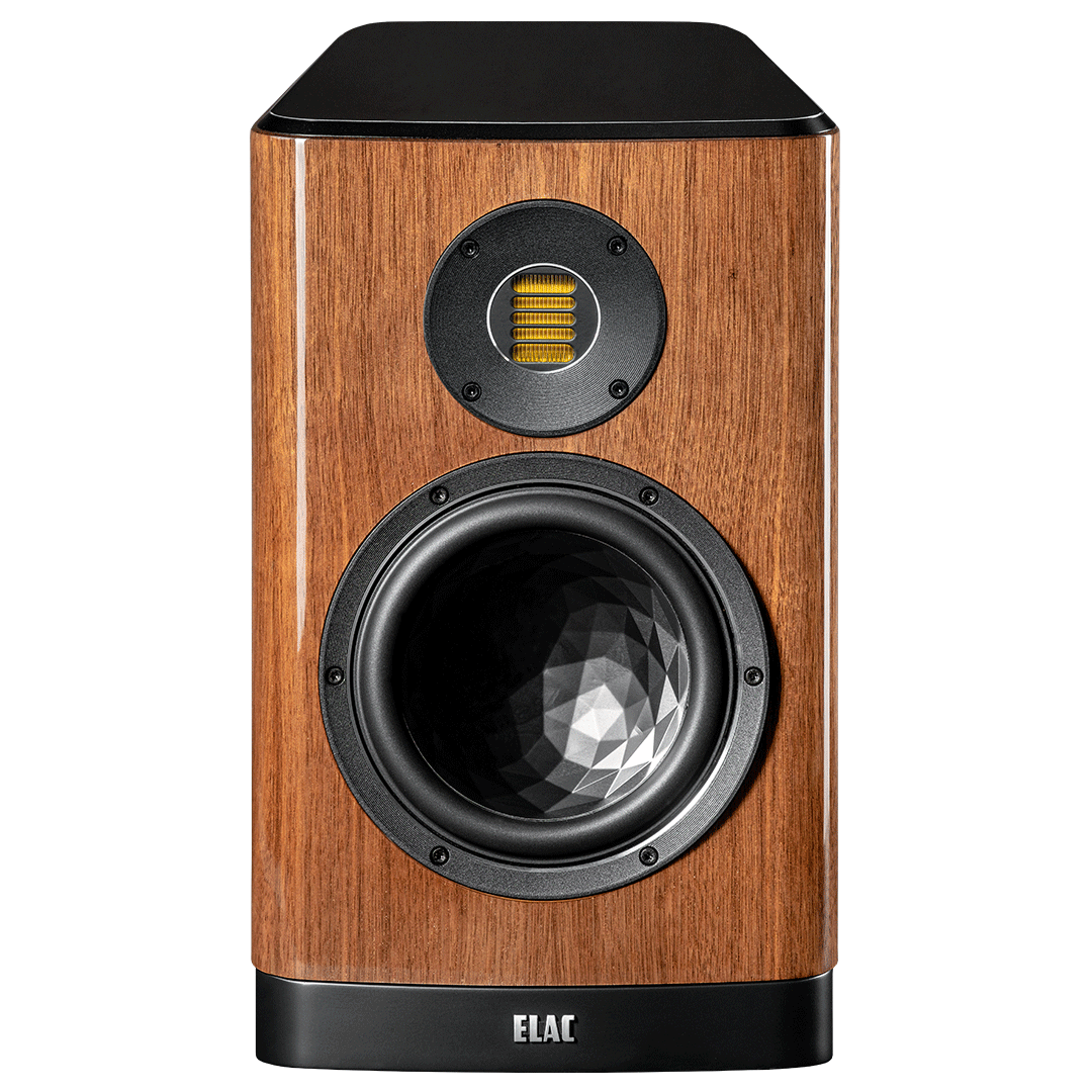 Der Elac Vela BS 404.2 Regallautsprecher Stück in Nussbaum Hochglanz verfügt über einen schwarzen facettierten Tieftöner, einen rechteckigen gelben Hochtöner und glänzende schwarze Akzente, die für akustische Exzellenz in elegantem Stil sorgen.