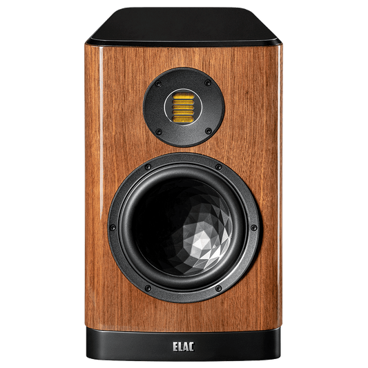 Der Elac Vela BS 404.2 Regallautsprecher Stück in Nussbaum Hochglanz verfügt über einen schwarzen facettierten Tieftöner, einen rechteckigen gelben Hochtöner und glänzende schwarze Akzente, die für akustische Exzellenz in elegantem Stil sorgen.