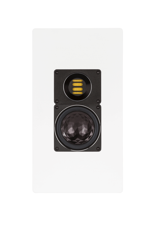 Der Elac WS 1645 On Wall-Lautsprecher Stück in Weiß Seidenmatt hat eine schlanke, rechteckige Front mit einem gelb geriffelten Hochtöner und einem großen, schwarzen Tieftöner, der durch AS-XR Technologie verbessert wurde.