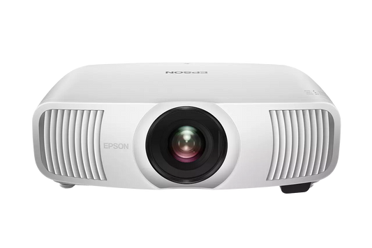 Der Epson EH-LS11000W Projektor in Weiß verfügt über ein großes zentrales Objektiv und belüftete Seiten. Er wird frontal auf einem weißen Hintergrund gezeigt und bietet dank seines fortschrittlichen Lasersystems eine beeindruckende 4K-Bildqualität.