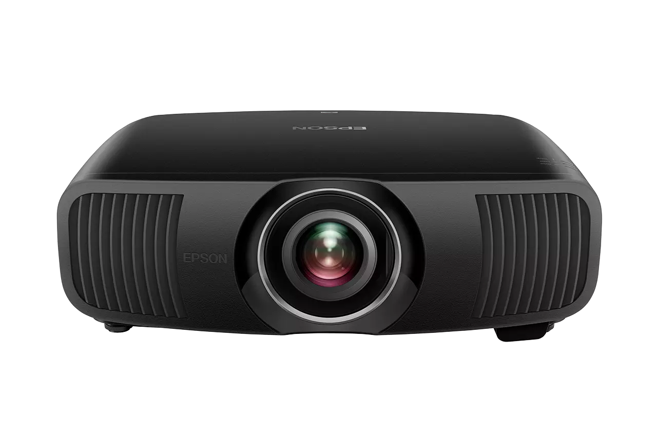 Der schwarze Epson EH-LS12000B Projektor, frontal mit zentralem Objektiv und seitlichen Lüftungsgittern, bietet beeindruckende 4K-Bildqualität und HDR-Unterstützung vor weißem Hintergrund.