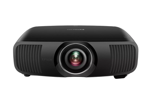 Der schwarze Epson EH-LS12000B Projektor, frontal mit zentralem Objektiv und seitlichen Lüftungsgittern, bietet beeindruckende 4K-Bildqualität und HDR-Unterstützung vor weißem Hintergrund.