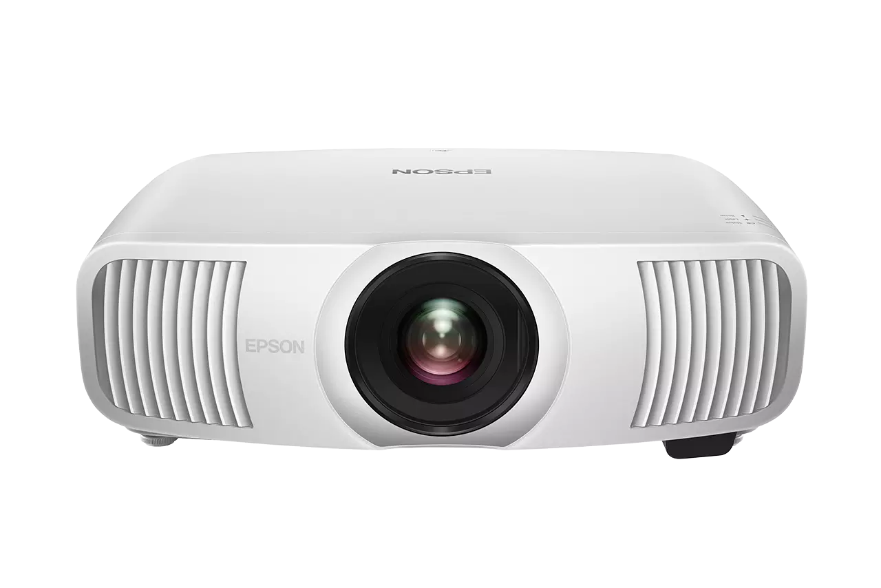 Der Epson EH-LS11000W Projektor in Weiß, frontal gezeigt mit zentralem Objektiv und seitlichen Lüftungsschlitzen, bietet beeindruckende 4K-Bildqualität durch sein fortschrittliches Lasersystem vor weißem Hintergrund.