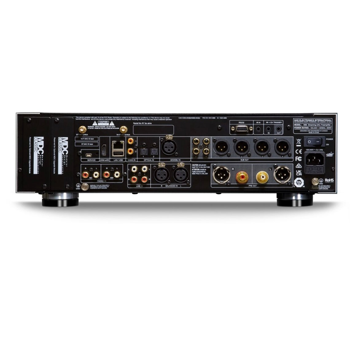 Rückansicht des NAD M66 BluOS Streaming DAC-Vorverstärkers mit XLR-, Cinch-, optischen und koaxialen Anschlüssen sowie klar beschrifteten Ein- und Ausgängen auf einer eleganten schwarzen Metallplatte.