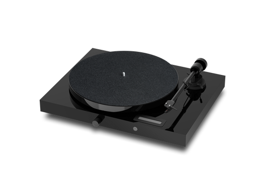 Der Pro-Ject Jukebox E Plattenspieler in Schwarz ist ein moderner, minimalistischer Plattenspieler mit flacher, quadratischer Basis, rundem Plattenteller, rechtsseitigem Tonarm und glänzender Oberfläche, der auch ohne Schallplatte Stil und Klangqualität pur zeigt.