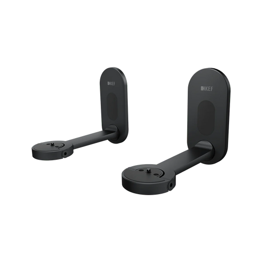 Ein Paar KEF B1 Wandhalterung in Schwarz mit runden Sockeln und verlängerten Armen, konzipiert für die Wandmontage von LSX II Lautsprechern. Verfügt über das KEF-Logo auf Rückplatten und integriertes Kabelmanagement.