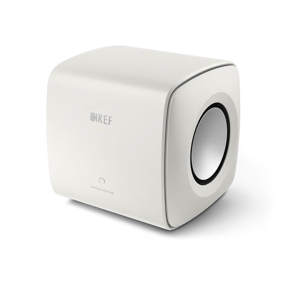 Der KEF KC62 Subwoofer in Mineralweiß zeichnet sich durch ein kompaktes, würfelförmiges Design mit abgerundeten Kanten, einen runden Seitenlautsprecher, dezentes Branding, minimalistischen Stil und fortschrittliche Uni-Core® Technologie aus.