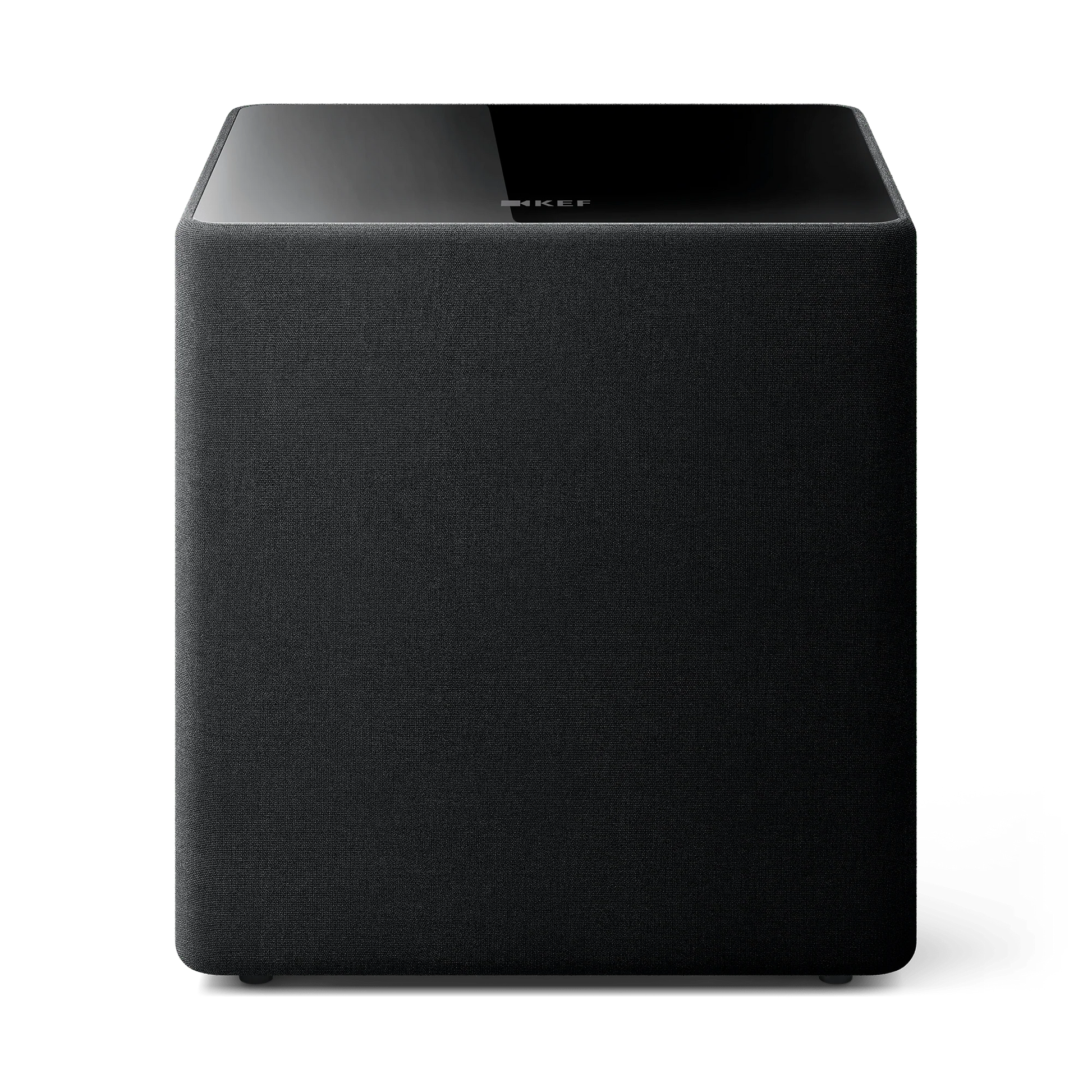 Der KEF Kube 12 MIE in Schwarz ist ein schwarzer, quaderförmiger Subwoofer mit stoffbezogenem Gehäuse und glänzender Oberseite, der mit der Music Integrity Engine ausgestattet ist. Die Abbildung zeigt ihn von vorne vor einem schlichten Hintergrund.