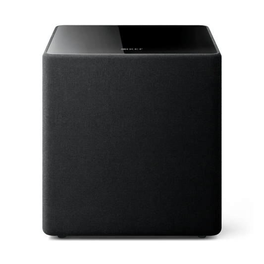 Der KEF Kube 12 MIE in Schwarz ist ein schwarzer, quaderförmiger Subwoofer mit stoffbezogenem Gehäuse und glänzender Oberseite, der mit der Music Integrity Engine ausgestattet ist. Die Abbildung zeigt ihn von vorne vor einem schlichten Hintergrund.