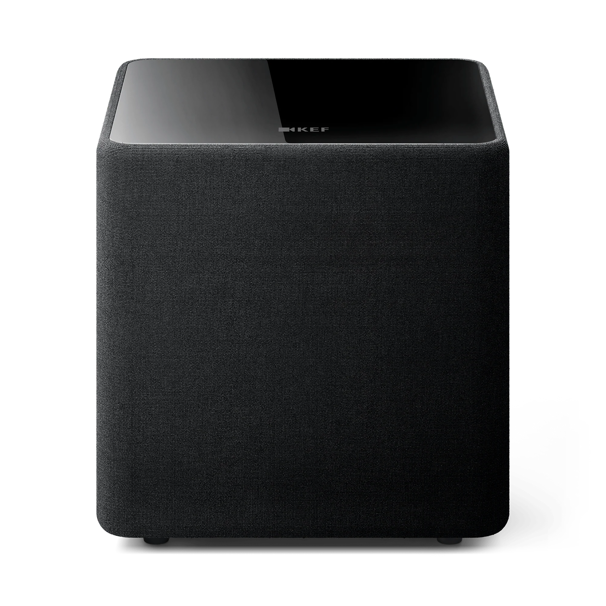 Der KEF Kube 8 MIE, ein schwarzer, würfelförmiger Subwoofer mit glänzender Oberseite und stoffbezogenen Seiten, liefert auf schlichtem Hintergrund tiefen audiophilen Bass für Musikliebhaber.