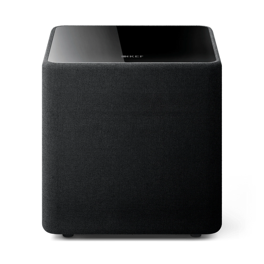Der KEF Kube 8 MIE, ein schwarzer, würfelförmiger Subwoofer mit glänzender Oberseite und stoffbezogenen Seiten, liefert auf schlichtem Hintergrund tiefen audiophilen Bass für Musikliebhaber.
