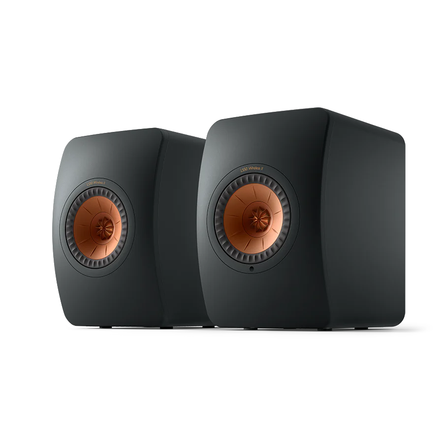 Zwei KEF LS50 Wireless II Aktivlautsprecher in Carbon Black mit schlichtem, mattem Finish und kupferfarbenem Mittelständer nebeneinander - ideal für jedes Musiksystem und perfekt für Streaming-Dienste.